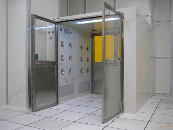 手拉雙開門物料風(fēng)淋室 手拉雙開門物料風(fēng)淋室原理上和風(fēng)淋室一樣,主要用于潔凈室與非潔凈室之間的物料傳遞。