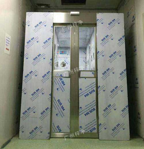 風(fēng)淋室是員工進(jìn)入潔凈室或無塵車間必備的凈化設(shè)備之一 風(fēng)淋室是員工進(jìn)入潔凈室或無塵車間必備的凈化設(shè)備之一