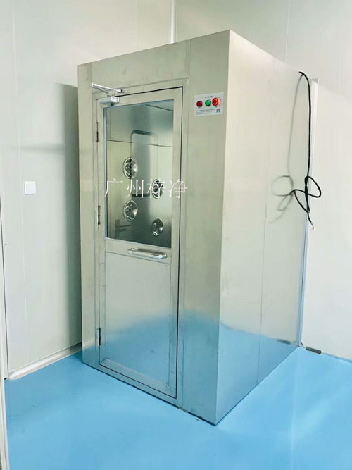 風淋室安裝于潔凈室與非潔凈室之間的隔墻處 風淋室安裝于潔凈室與非潔凈室之間的隔墻處